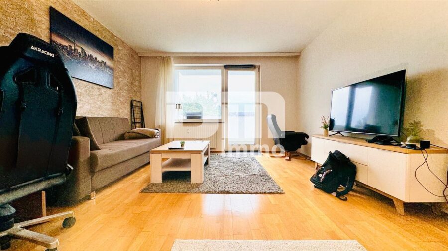 Schöne Zwei-Zimmer Wohnung im beliebten Stadtteil Wettbergen mit Balkon und Panoramablick - Wohn / Esszimmer / Zugang Balkon
